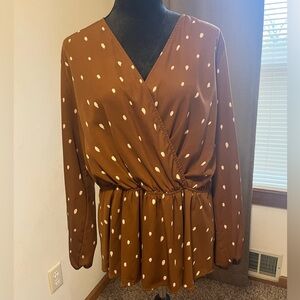 Gilli Brown and White Blouse